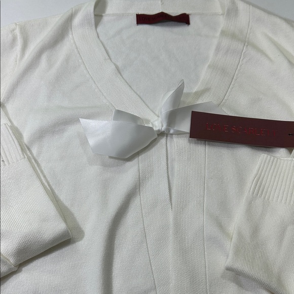 Elegant Women's V-Neck Sweater in Cream - Picture 7 of 16